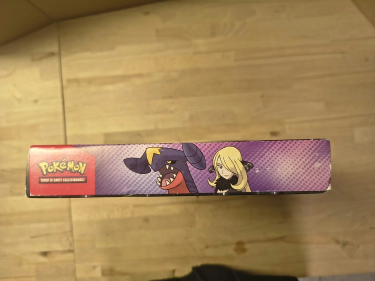 Nowy oryginalny zestaw kart Pokémon TCG Garchomp ex di Camilla Collezione Premium wersja włoska z widocznymi boosterami i akrylowymi figurkami