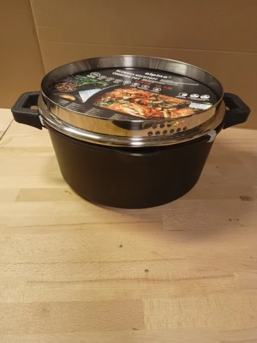 Nowy czarny garnek z odlewu aluminiowego Alpina o średnicy 28 cm z pokrywką do odcedzania i szarymi silikonowymi nakładkami na uchwyty