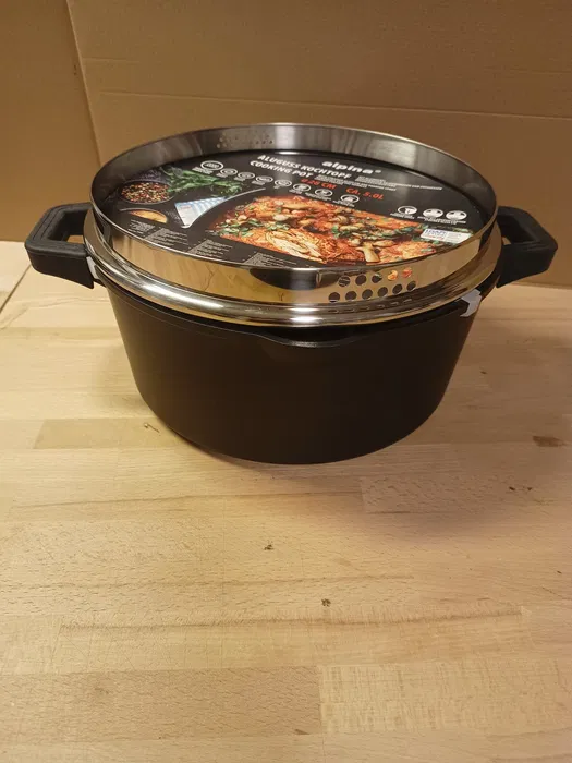 Nowy czarny garnek z odlewu aluminiowego Alpina o średnicy 28 cm z pokrywką do odcedzania i szarymi silikonowymi nakładkami na uchwyty