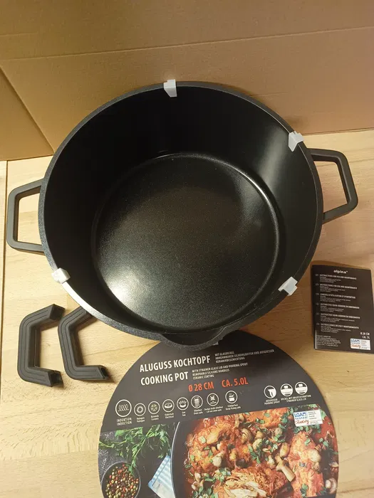 Nowy czarny garnek z odlewu aluminiowego Alpina o średnicy 28 cm z pokrywką do odcedzania i szarymi silikonowymi nakładkami na uchwyty