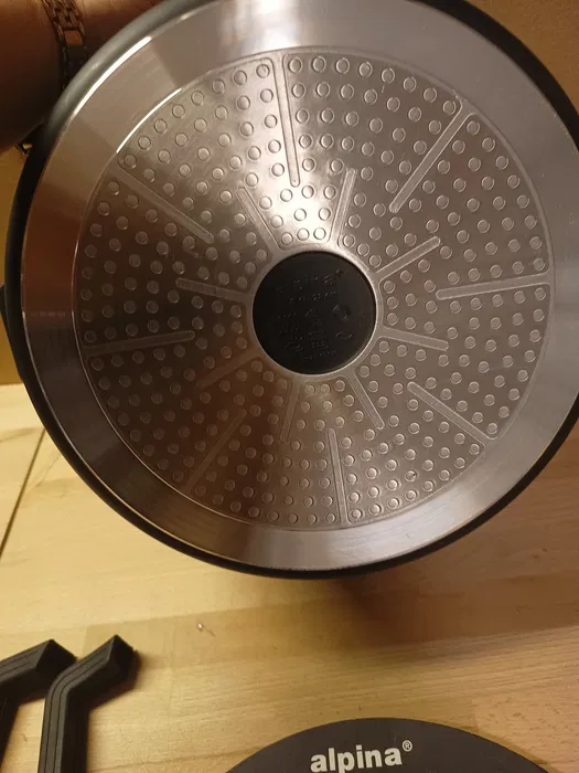 Nowy czarny garnek z odlewu aluminiowego Alpina o średnicy 28 cm z pokrywką do odcedzania i szarymi silikonowymi nakładkami na uchwyty