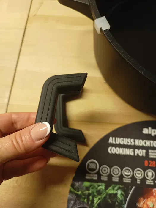 Nowy czarny garnek z odlewu aluminiowego Alpina o średnicy 28 cm z pokrywką do odcedzania i szarymi silikonowymi nakładkami na uchwyty