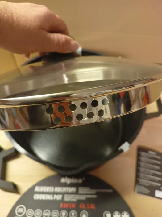 Nowy czarny garnek z odlewu aluminiowego Alpina o średnicy 28 cm z pokrywką do odcedzania i szarymi silikonowymi nakładkami na uchwyty
