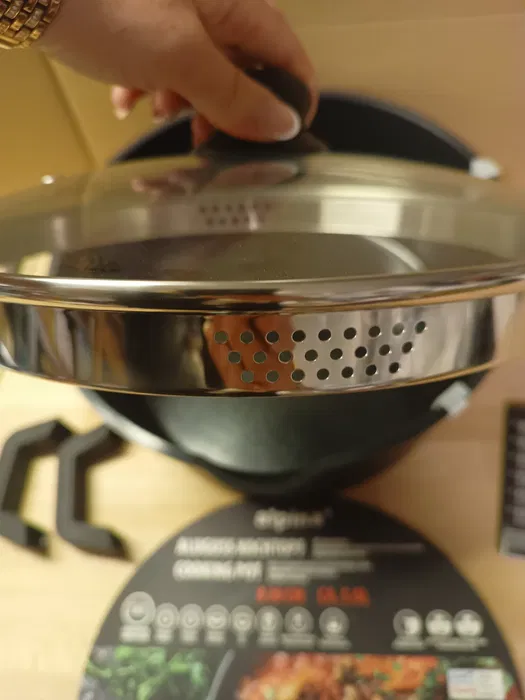 Nowy czarny garnek z odlewu aluminiowego Alpina o średnicy 28 cm z pokrywką do odcedzania i szarymi silikonowymi nakładkami na uchwyty