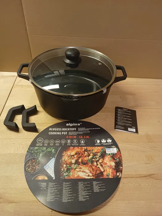 Nowy czarny garnek z odlewu aluminiowego Alpina o średnicy 28 cm z pokrywką do odcedzania i szarymi silikonowymi nakładkami na uchwyty