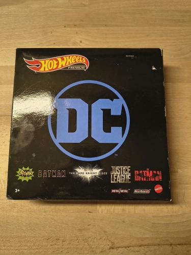 Nowy czarny zestaw pięciu metalowych autek Hot Wheels Premium DC Batman Bundle GRM17 z gumowymi oponami w oryginalnym pudełku
