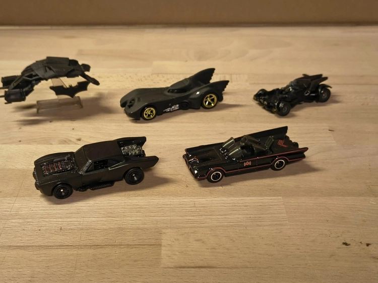 Nowy czarny zestaw pięciu metalowych autek Hot Wheels Premium DC Batman Bundle GRM17 z gumowymi oponami w oryginalnym pudełku