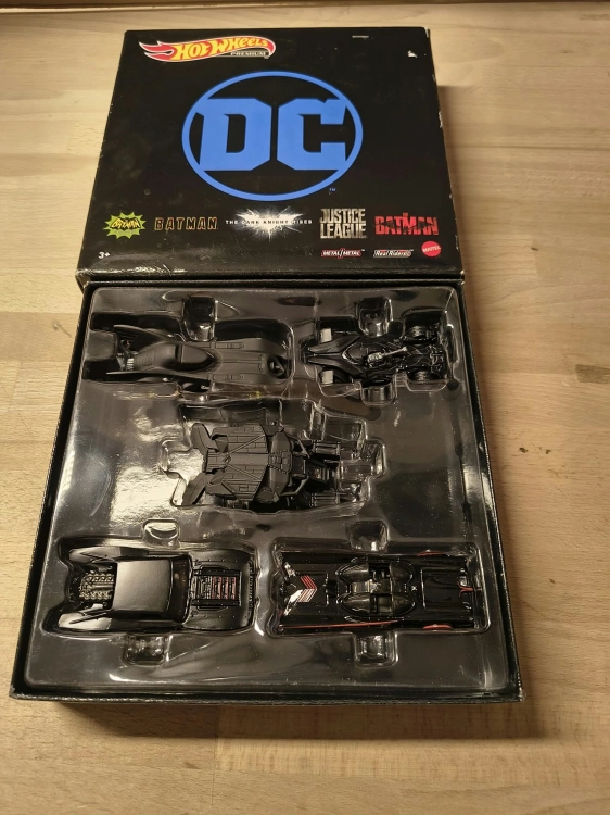 Nowy czarny zestaw pięciu metalowych autek Hot Wheels Premium DC Batman Bundle GRM17 z gumowymi oponami w oryginalnym pudełku