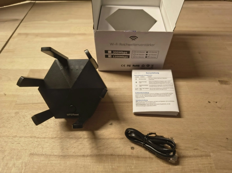 Nowy biały dwupasmowy wzmacniacz sygnału WiFi repeater AC1200 z sześcioma antenami przyciskiem WPS kablem sieciowym i instrukcją obsługi na drewnianym stole
