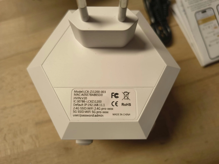Nowy biały dwupasmowy wzmacniacz sygnału WiFi repeater AC1200 z sześcioma antenami przyciskiem WPS kablem sieciowym i instrukcją obsługi na drewnianym stole