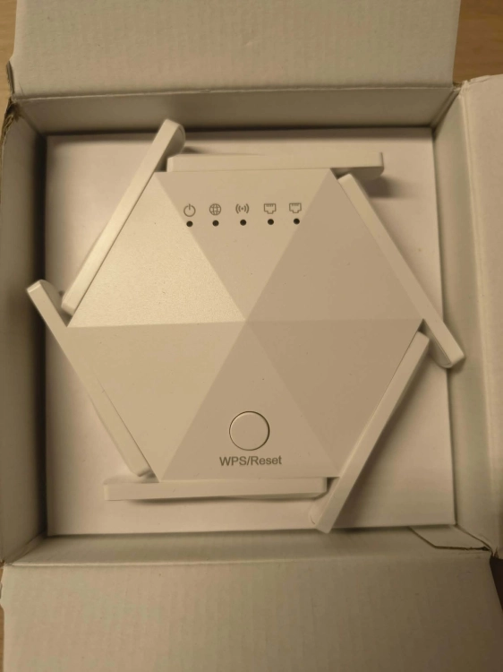 Nowy biały dwupasmowy wzmacniacz sygnału WiFi repeater AC1200 z sześcioma antenami przyciskiem WPS kablem sieciowym i instrukcją obsługi na drewnianym stole