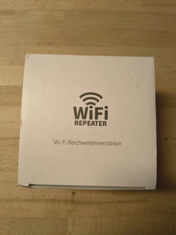 Nowy biały dwupasmowy wzmacniacz sygnału WiFi repeater AC1200 z sześcioma antenami przyciskiem WPS kablem sieciowym i instrukcją obsługi na drewnianym stole
