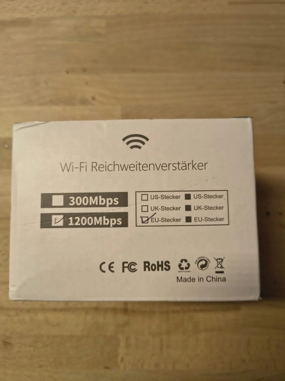 Nowy biały dwupasmowy wzmacniacz sygnału WiFi repeater AC1200 z sześcioma antenami przyciskiem WPS kablem sieciowym i instrukcją obsługi na drewnianym stole