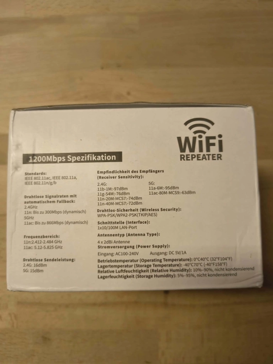 Nowy biały dwupasmowy wzmacniacz sygnału WiFi repeater AC1200 z sześcioma antenami przyciskiem WPS kablem sieciowym i instrukcją obsługi na drewnianym stole