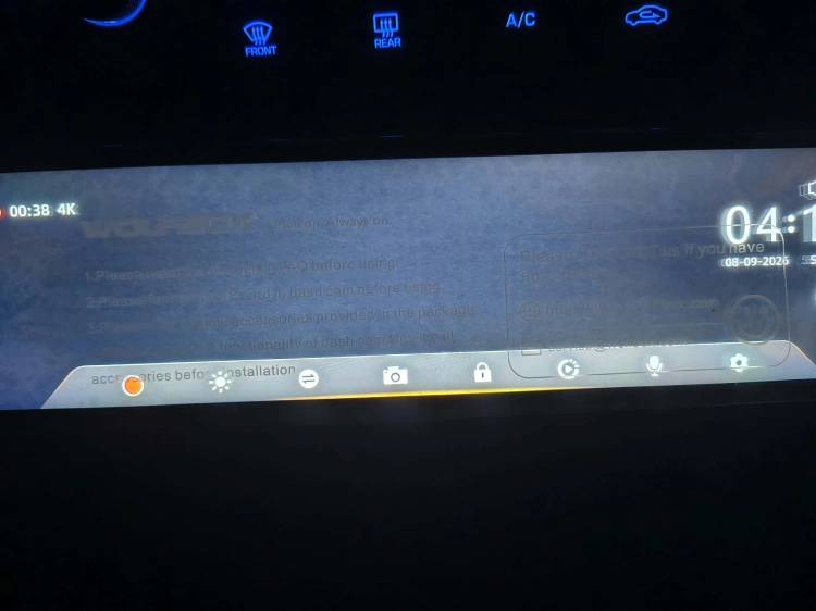 Nowy czarny wideorejestrator w lusterku WOLFBOX G900 Pro 4K rozpakowany z kompletem akcesoriów anteną GPS instrukcją i okablowaniem na drewnianym blacie