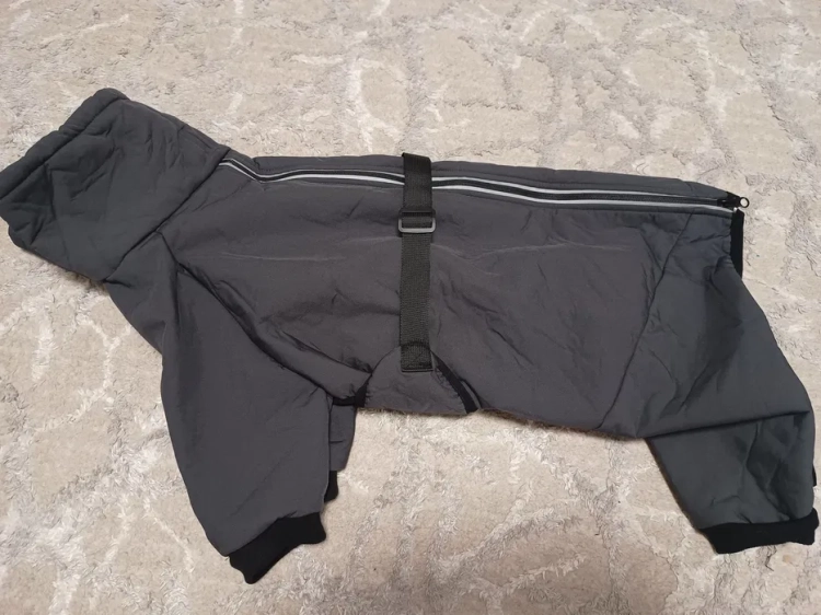 Nowy szary wodoodporny kombinezon zimowy dla psa Cyponpy rozmiar 2XL na cztery łapy z polarem zamkiem na plecach zaprezentowany na dalmatyńczyku i buldogu francuskim