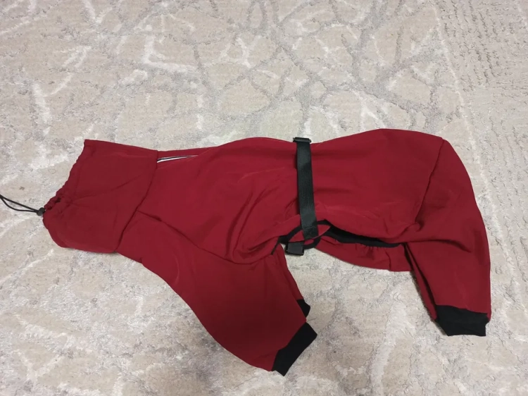 Nowy bordowy wodoodporny kombinezon zimowy dla psa Cyponpy rozmiar 4XL na cztery łapy z polarem zamkiem na plecach zaprezentowany na dalmatyńczyku i buldogu francuskim