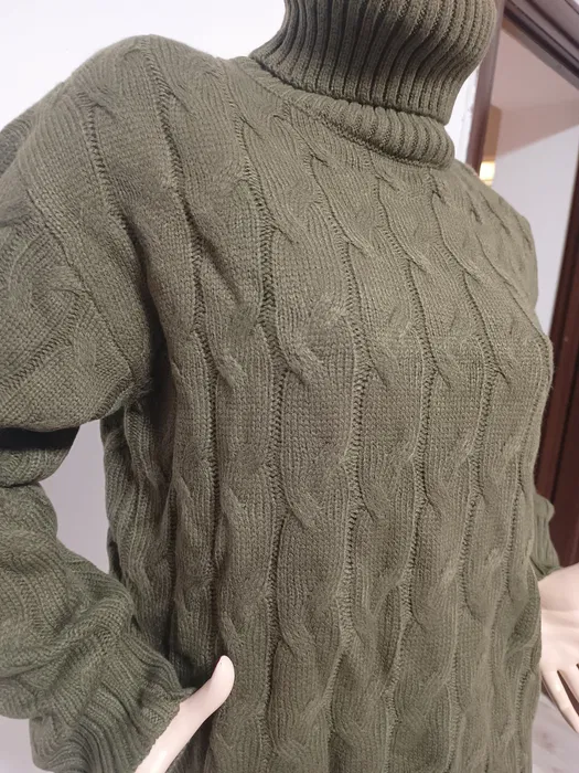 Nowy oliwkowy damski sweter z wysokim prążkowanym golfem i długim rękawem z widocznym klasycznym splotem warkoczowym na materiale