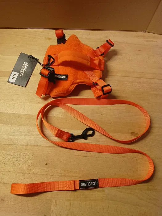 Nowy pomarańczowy taktyczny zestaw dla małego psa OneTigris Mini Trooper w rozmiarze XS zawierający szelki z uchwytem i panelami na naszywki oraz pasującą smycz