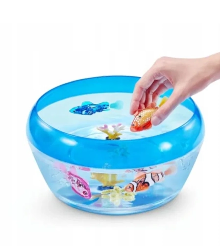 Zestaw dwóch nowych interaktywnych rybek z serii Zuru Robo Alive Robo Fish w kolorze turkusowym i pomarańczowym w przezroczystych opakowaniach oraz po wyjęciu z pudełka