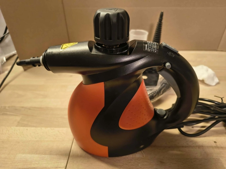 Nowe oryginalne opakowanie kartonowe ręcznej myjki parowej Handheld Steam Cleaner model DF-928A z grafiką pomarańczowo czarnej parownicy