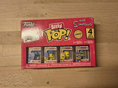 Nowy oryginalnie zapakowany kolekcjonerski zestaw czterech minifigurek Funko Bitty Pop The Simpsons z postaciami Itchy Marge Moe i Fallout Boy na drewnianym blacie