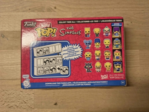 Nowy oryginalnie zapakowany kolekcjonerski zestaw czterech minifigurek Funko Bitty Pop The Simpsons z postaciami Itchy Marge Moe i Fallout Boy na drewnianym blacie