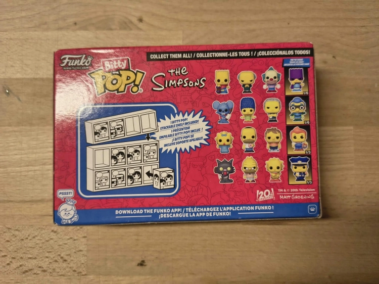 Nowy oryginalnie zapakowany kolekcjonerski zestaw czterech minifigurek Funko Bitty Pop The Simpsons z postaciami Itchy Marge Moe i Fallout Boy na drewnianym blacie