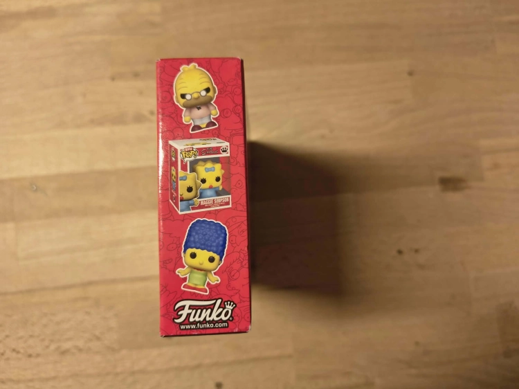 Nowy oryginalnie zapakowany kolekcjonerski zestaw czterech minifigurek Funko Bitty Pop The Simpsons z postaciami Itchy Marge Moe i Fallout Boy na drewnianym blacie