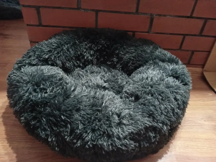Nowe okrągłe grafitowe legowisko dla psa i kota o średnicy 60 cm z wysokimi na 20 cm brzegami z puszystego sztucznego futra ze leżącym psem spaniel oraz kotem