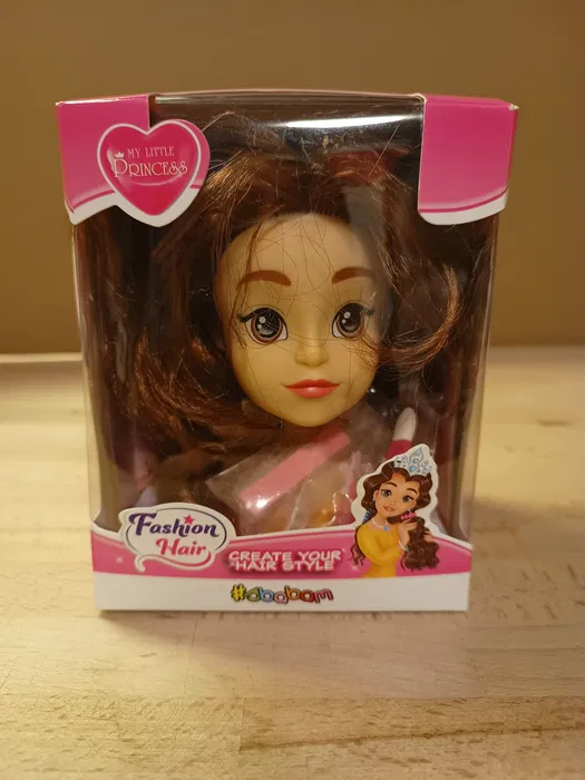 Nowa fabrycznie zapakowana głowa lalki do stylizacji i czesania Bella My Little Princess o wysokości 14 cm z brązowymi włosami w różowym pudełku z okienkiem