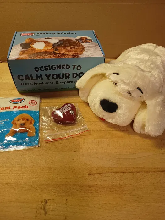 Nowa kremowa maskotka behawioralna Snuggle Puppy z mechanicznym czerwonym serduszkiem zasilanym bateriami i jednorazowym wkładem rozgrzewającym Heat Pack przy oryginalnym pudełku